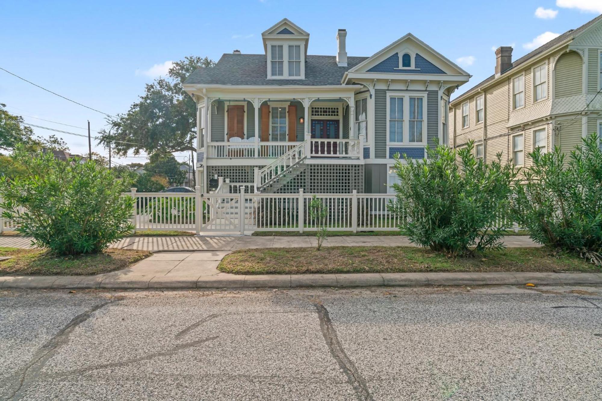 Historic Galveston Family Beach Home With 3 King Beds Exterior photo